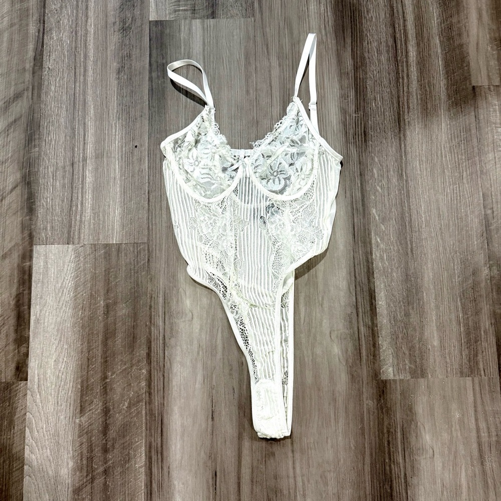 PrettyLittleThing White Lace Bodysuit